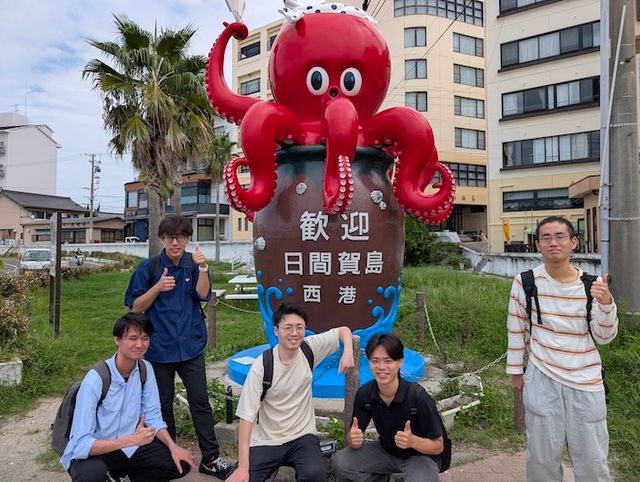 タコのモニュメント前で記念撮影